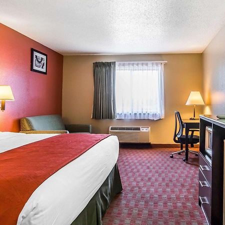 Quality Inn & Suites Ла-Верн Екстер'єр фото