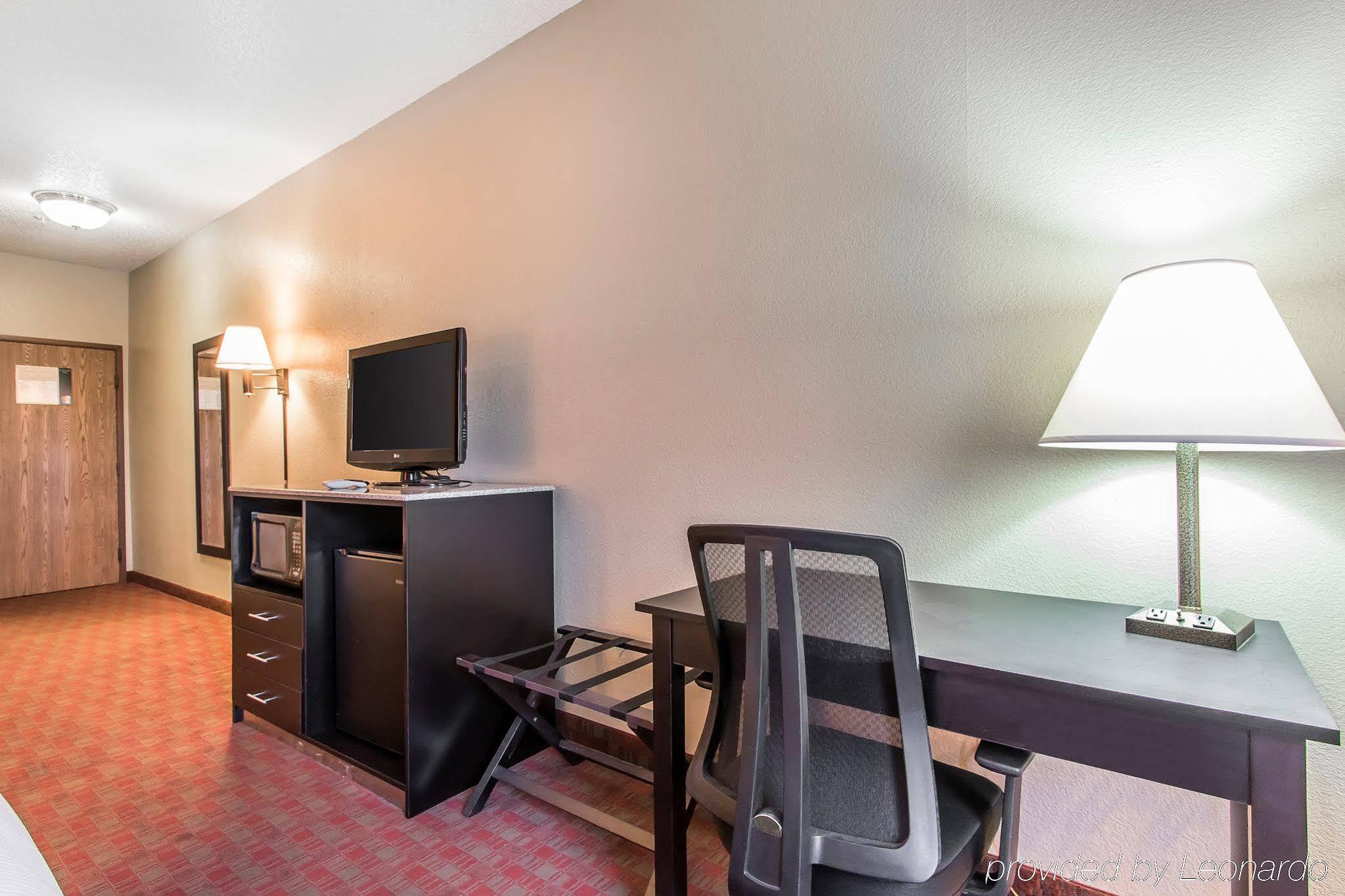 Quality Inn & Suites Ла-Верн Екстер'єр фото