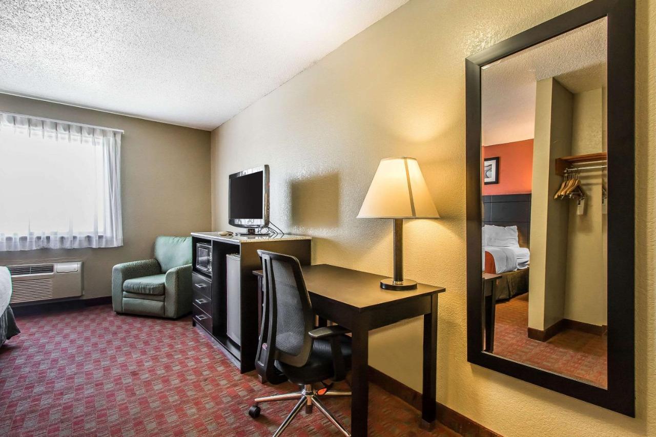 Quality Inn & Suites Ла-Верн Екстер'єр фото