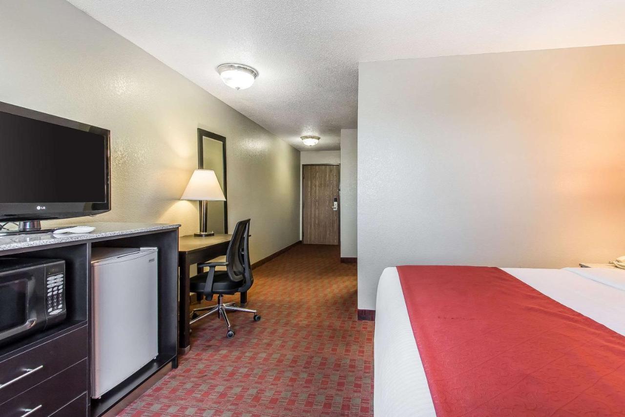 Quality Inn & Suites Ла-Верн Екстер'єр фото