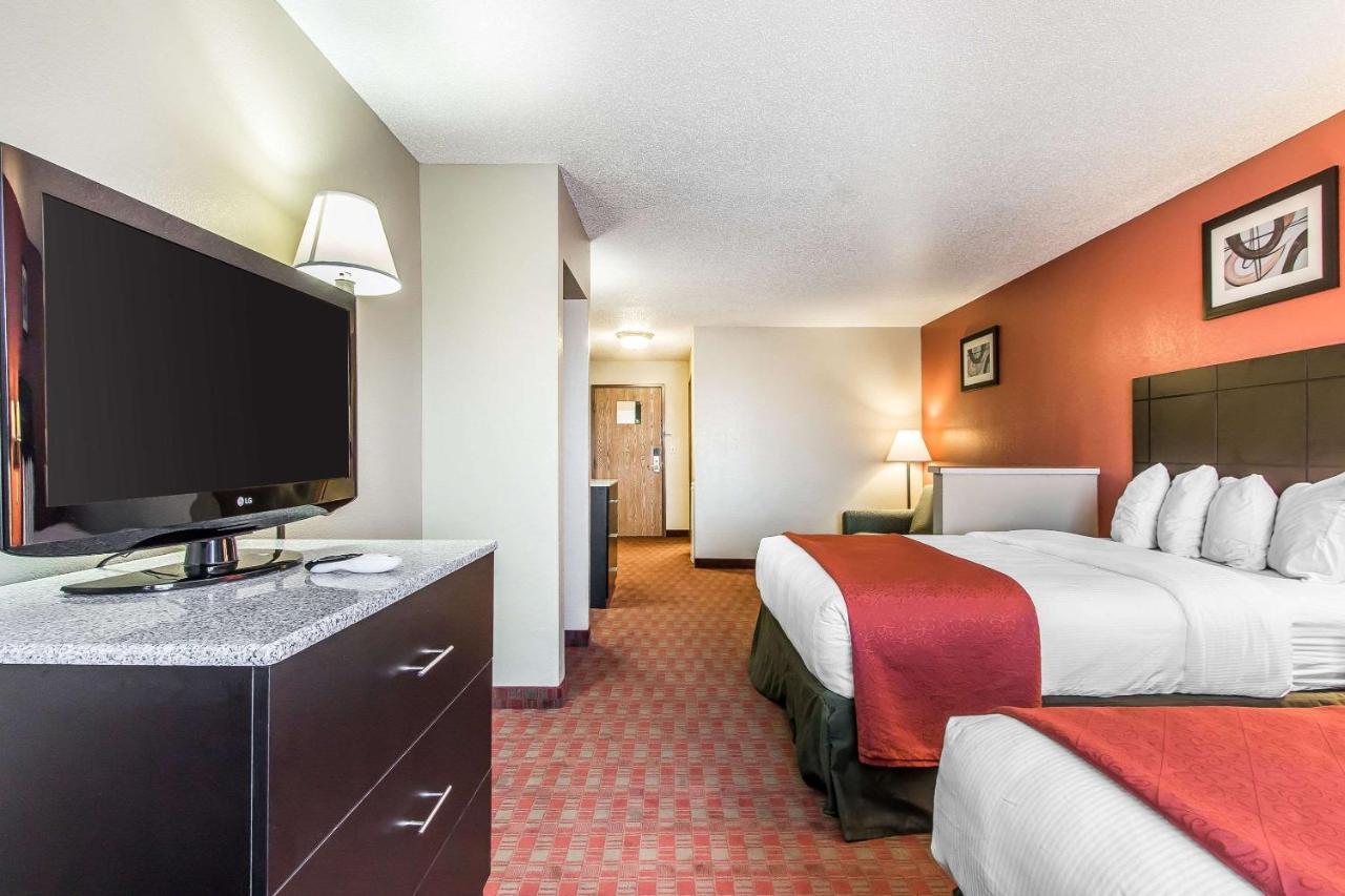 Quality Inn & Suites Ла-Верн Екстер'єр фото