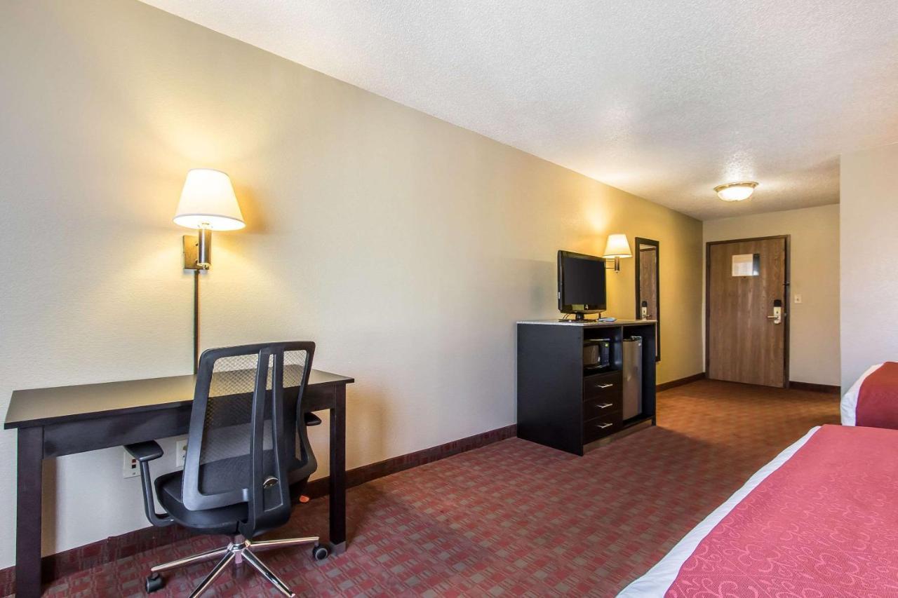 Quality Inn & Suites Ла-Верн Екстер'єр фото