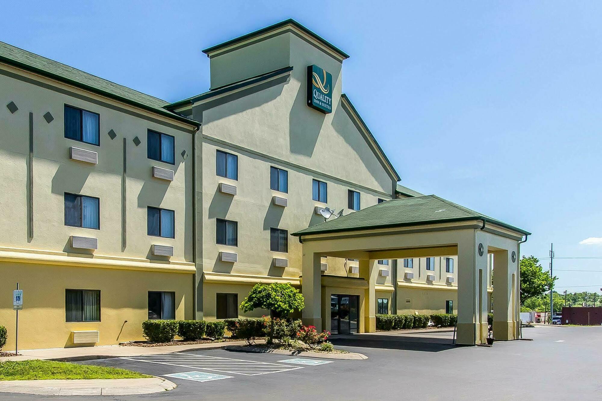 Quality Inn & Suites Ла-Верн Екстер'єр фото