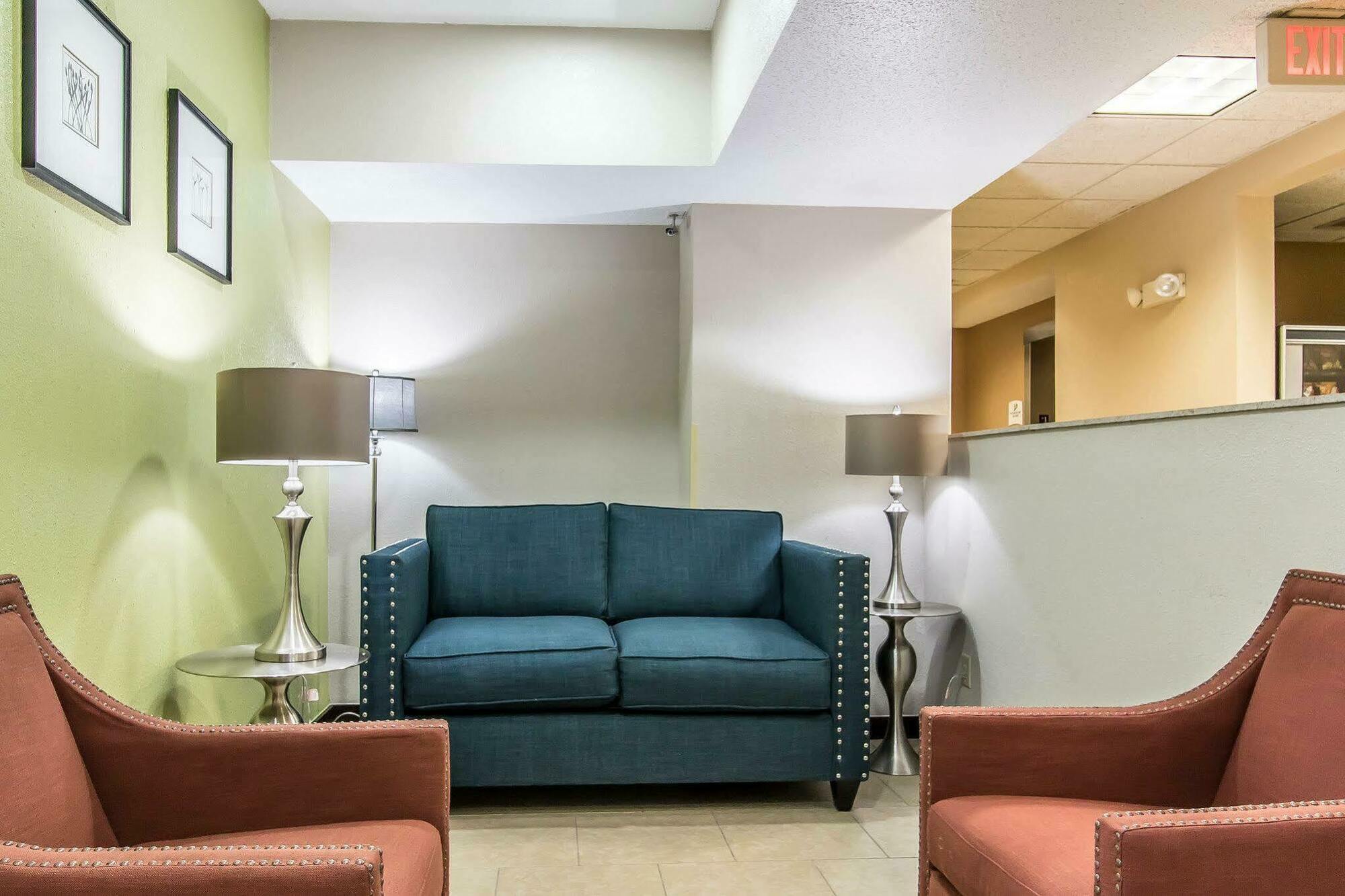 Quality Inn & Suites Ла-Верн Екстер'єр фото