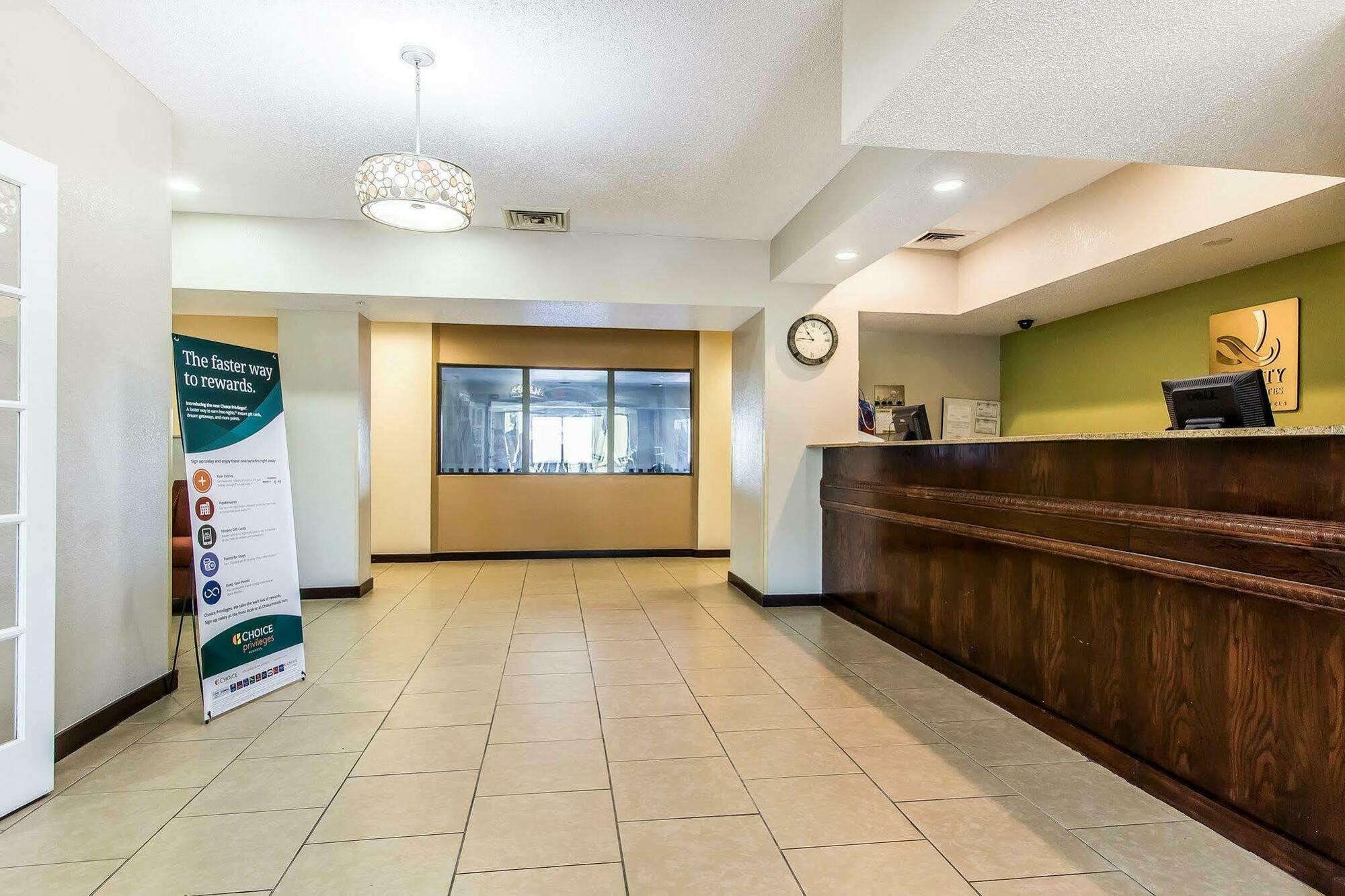 Quality Inn & Suites Ла-Верн Екстер'єр фото