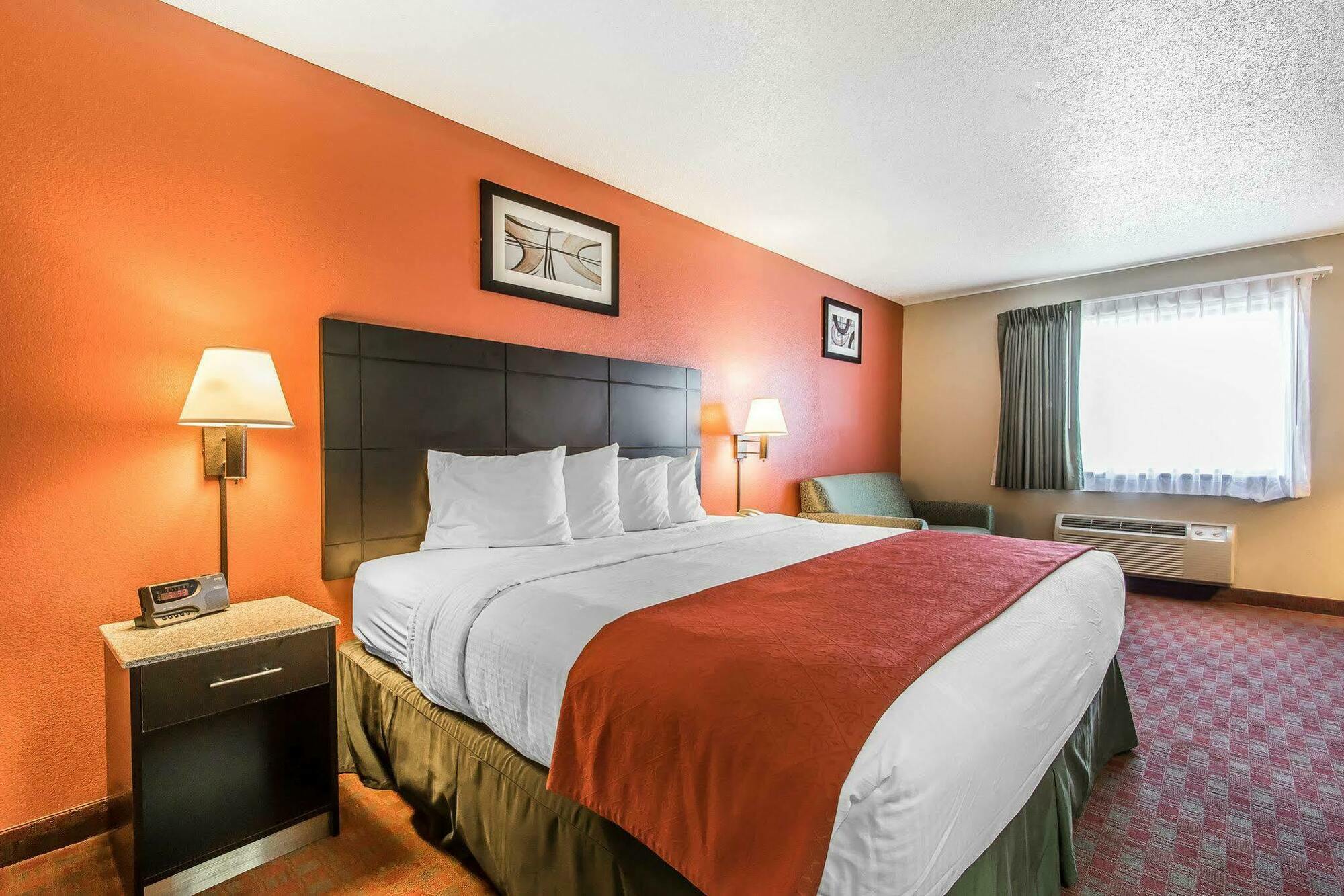 Quality Inn & Suites Ла-Верн Екстер'єр фото
