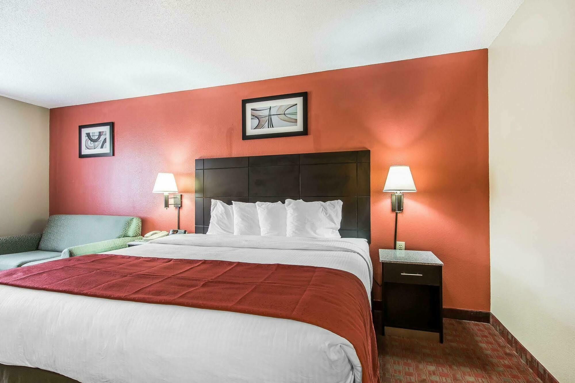 Quality Inn & Suites Ла-Верн Екстер'єр фото