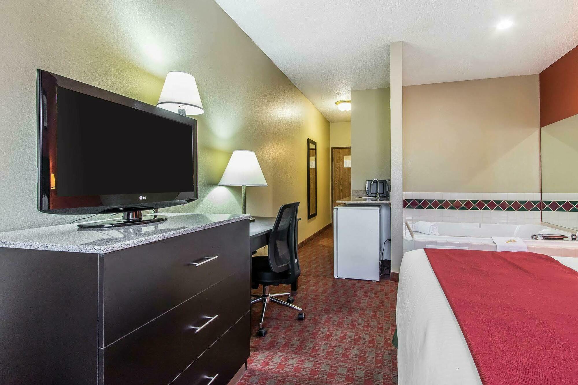 Quality Inn & Suites Ла-Верн Екстер'єр фото