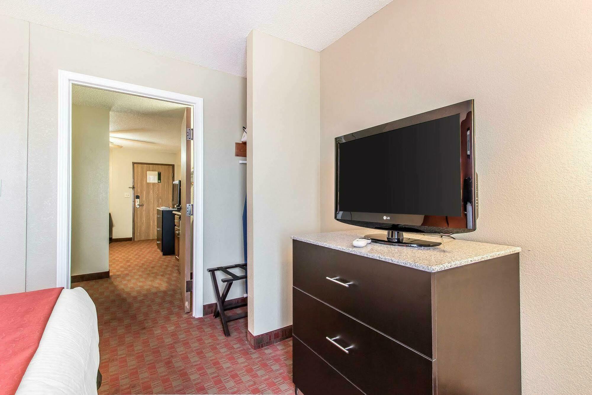Quality Inn & Suites Ла-Верн Екстер'єр фото